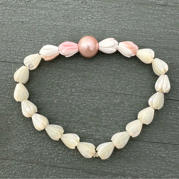 B20. Gorgeous Queen conch shells Mother of Pearl Pikake & Edison pearl Bracelet - Picture 3 of 10